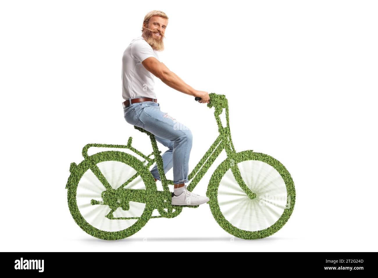 Bärtiger Kerl mit Schnurrbart, der auf einem grünen Öko-Fahrrad fährt und in die Kamera lächelt, isoliert auf weißem Hintergrund Stockfoto