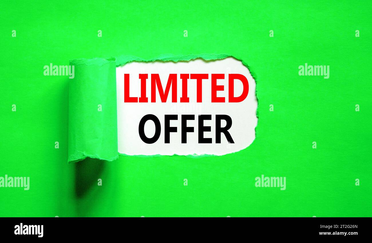 Symbol für begrenztes Angebot. Concept Words begrenztes Angebot auf wunderschönem Whitepaper. Schöner grüner Tisch, grüner Hintergrund. Business Marketing, Motivational L Stockfoto