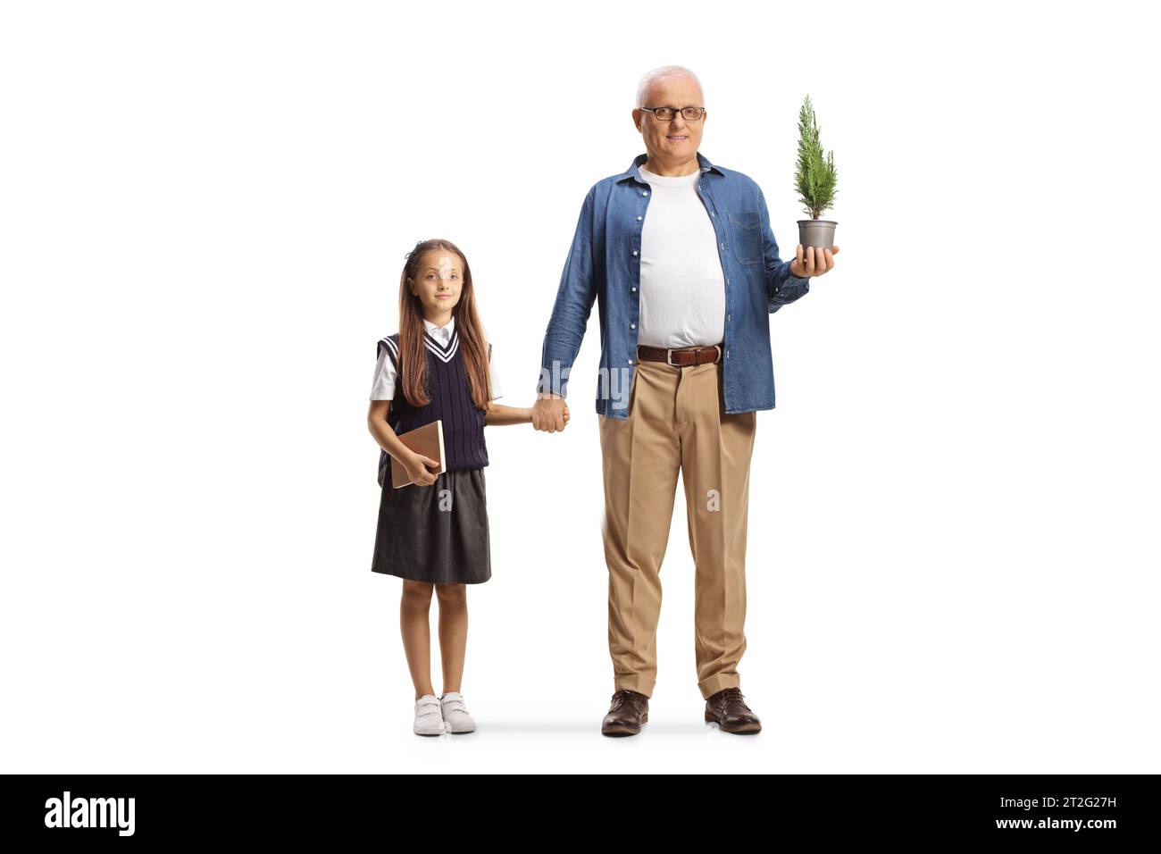 Porträt eines Schulmädchens und Vaters, der einen kleinen Baum in einem Topf auf weißem Hintergrund hält Stockfoto