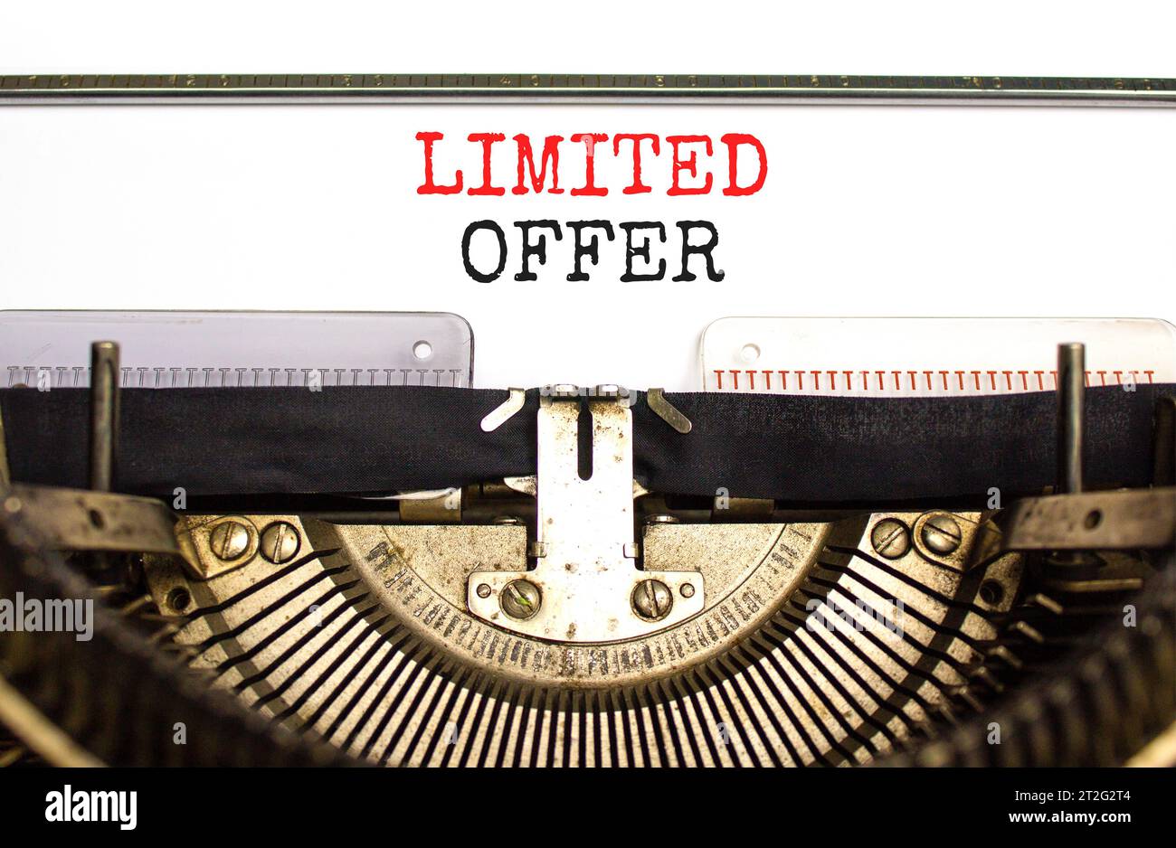 Symbol für begrenztes Angebot. Concept Words begrenztes Angebot mit schöner alter Retro-Schreibmaschine. Schöner Hintergrund aus weißem Papier. Business Marketing, Motiv Stockfoto