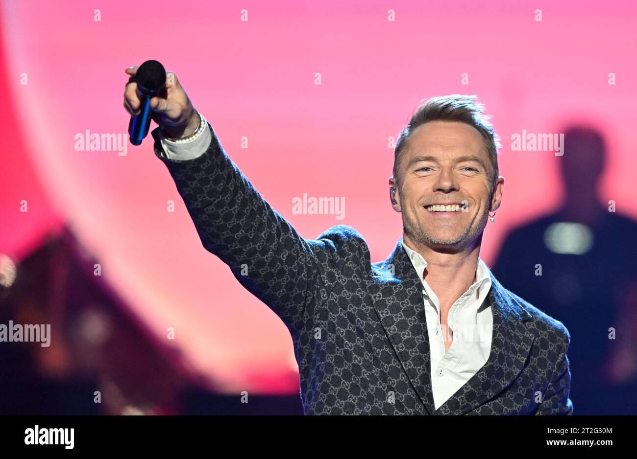 Leipzig, Deutschland. Oktober 2023. Der irische Sänger Ronan Keating tritt in der Show „Your Songs“ in Leipzig auf. Der Mitteldeutsche Rundfunk nahm die Musikshow mit großen Namen auf. Die Künstler spielen ihre großen Hits neben neuen Songs in Live-Atmosphäre, begleitet von einer Studioband und dem 40-köpfigen MDR Symphony Orchestra. Am 15. Dezember wird „Ihre Lieder“ im Ersten übertragen und ab 8. Dezember im Voraus in der Mediathek verfügbar sein. Quelle: Hendrik Schmidt/dpa/Alamy Live News Stockfoto