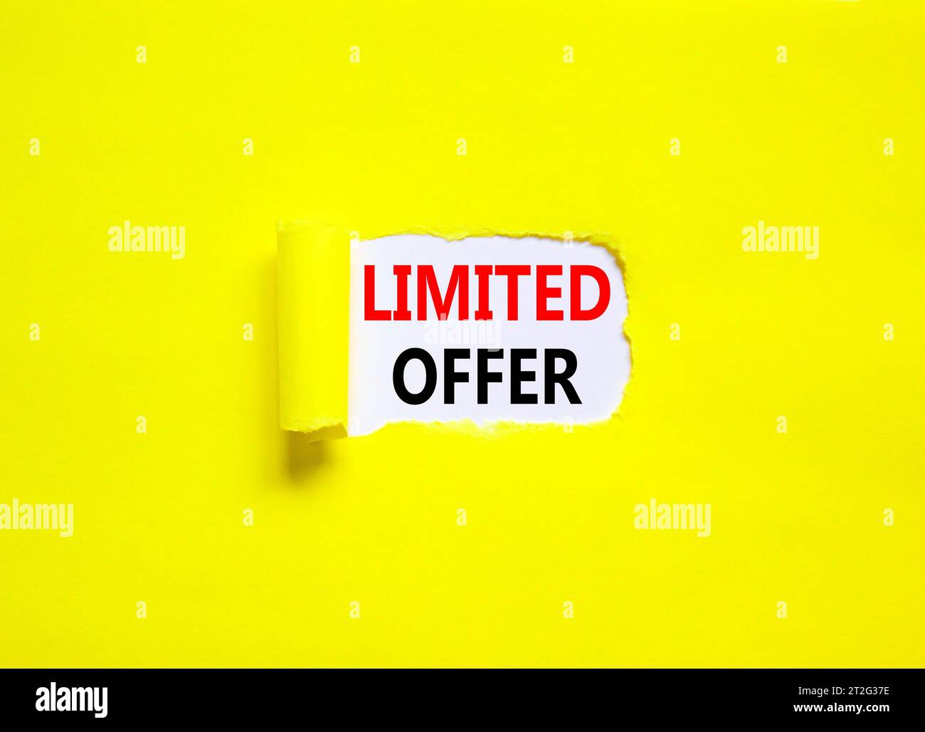 Symbol für begrenztes Angebot. Concept Words begrenztes Angebot auf wunderschönem Whitepaper. Schöner gelber Papierhintergrund. Business Marketing, Motivational Limite Stockfoto