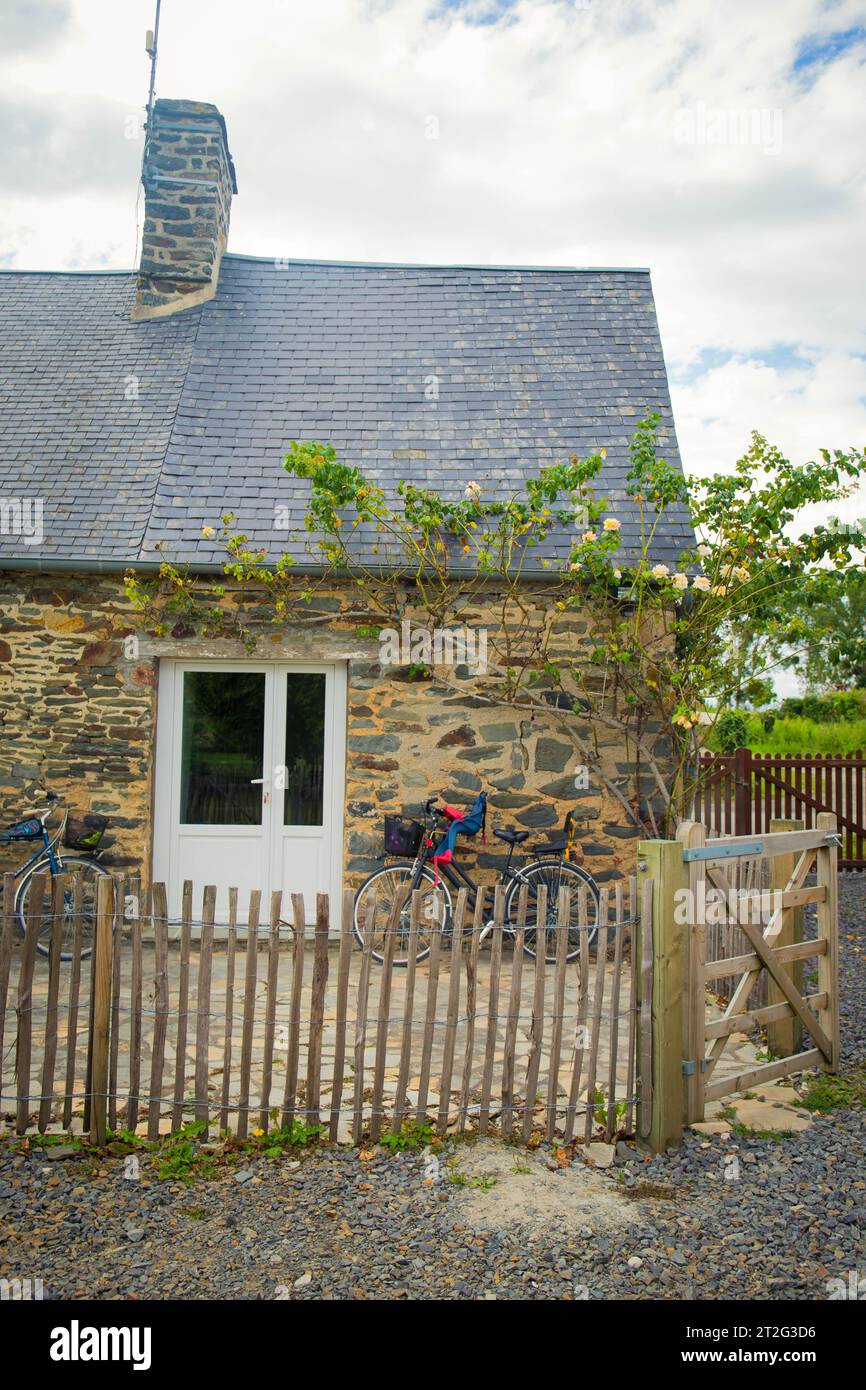 Steinhaus mit Fahrrädern in Frankreich. Hintergrund oder Hintergrundbild. Vertikale Aufnahme. Stockfoto