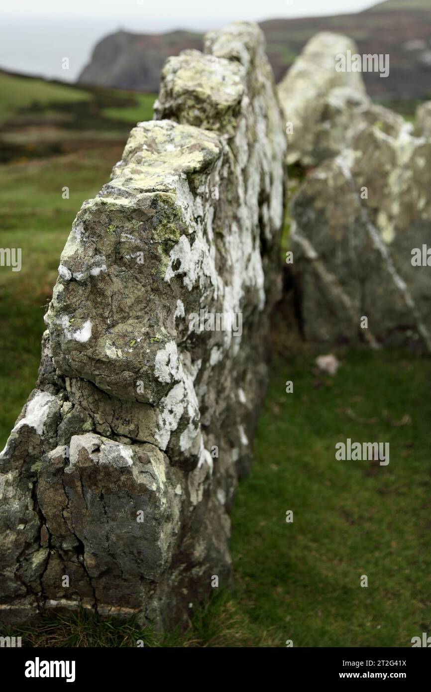 Das neolithische Begräbnisgelände des Meayll Hill Stone Circle mit Blick auf Port Erin, Isle of man. Stockfoto