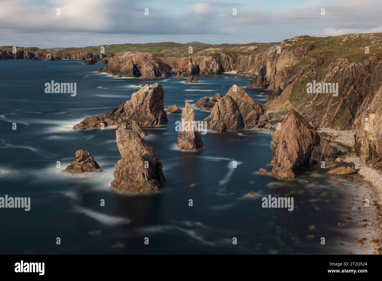 Die Mangersta Seestapel sind eine Reihe von majestätischen natürlichen Felsformationen, die aus dem Atlantik vor der Küste der schottischen Isle of Lewis ragen Stockfoto