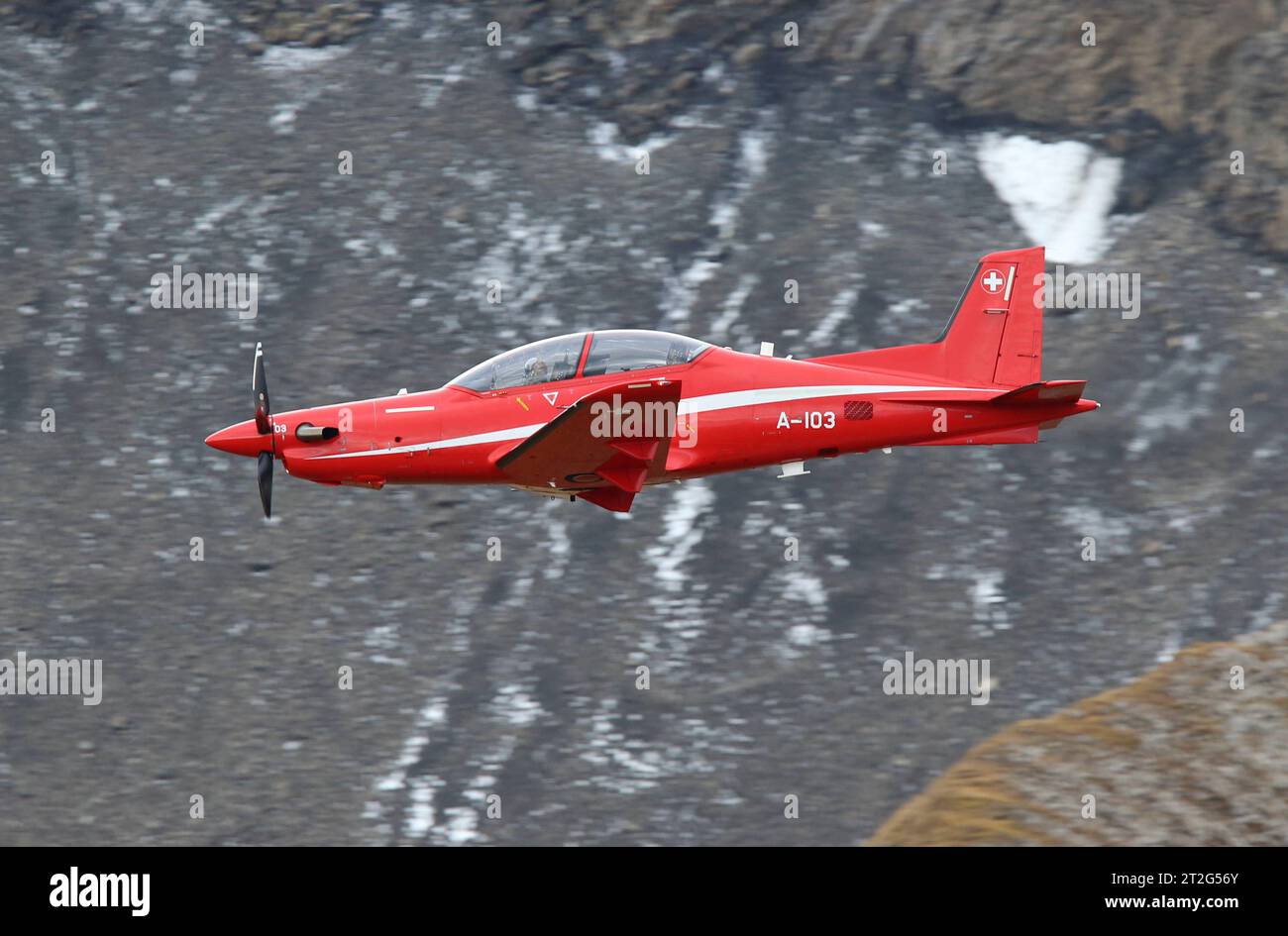 Ein Schulungsflugzeug der Schweizer Luftwaffe vom Typ Pilatus PC-21 mit Kennung A-103. Das Flugzeug dient der Ausbildung für Jetpiloten der Schweizer Luftwaffe. Flugvorführungen der Schweizer Luftwaffe auf dem Fliegerschiessplatz Axalp-Ebenfluh am 18. Oktober 2023. Axalp ob Brienz Kanton Bern Schweiz *** Ein Ausbildungsflugzeug der Schweizer Luftwaffe vom Typ Pilatus PC 21 mit der Zulassung A 103 das Flugzeug dient der Ausbildung von Jet-Piloten der Schweizer Luftwaffe Flugdemonstrationen der Schweizer Luftwaffe auf dem Schießstand Axalp Ebenfluh ON 18. Oktober 2023 Axalp ob Brienz Kanton Bern Schweiz Stockfoto