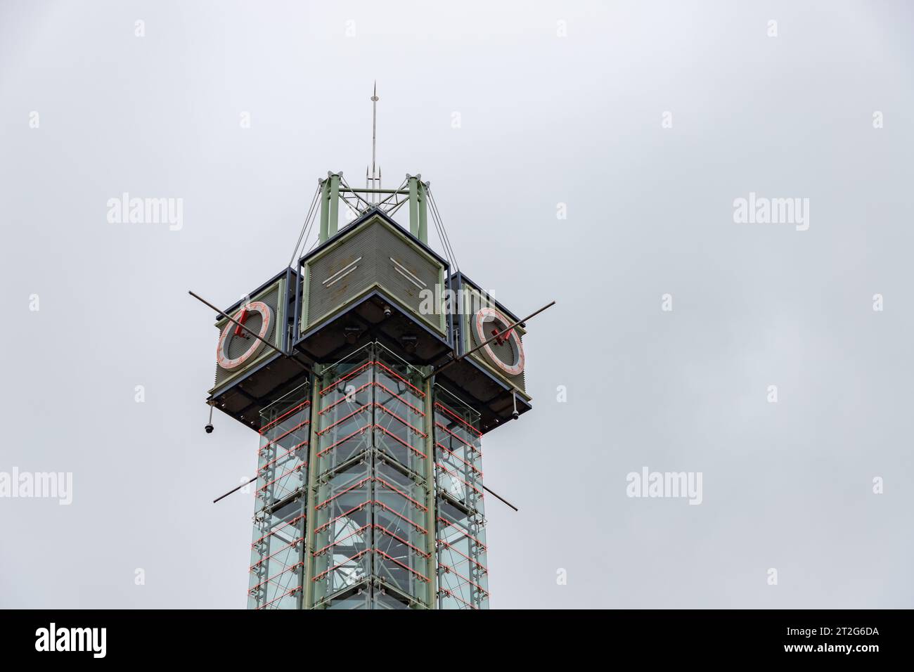 Ein Bild des oberen Teils des Turms am Jernbanetorget-Platz. Stockfoto