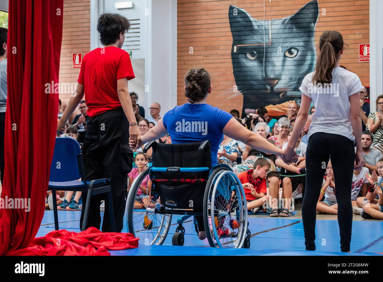 Zirkusshow mit Kindern im Centro Civico La Almozara während der Fiestas von el Pilar, Saragossa, Aragon, Spanien Stockfoto