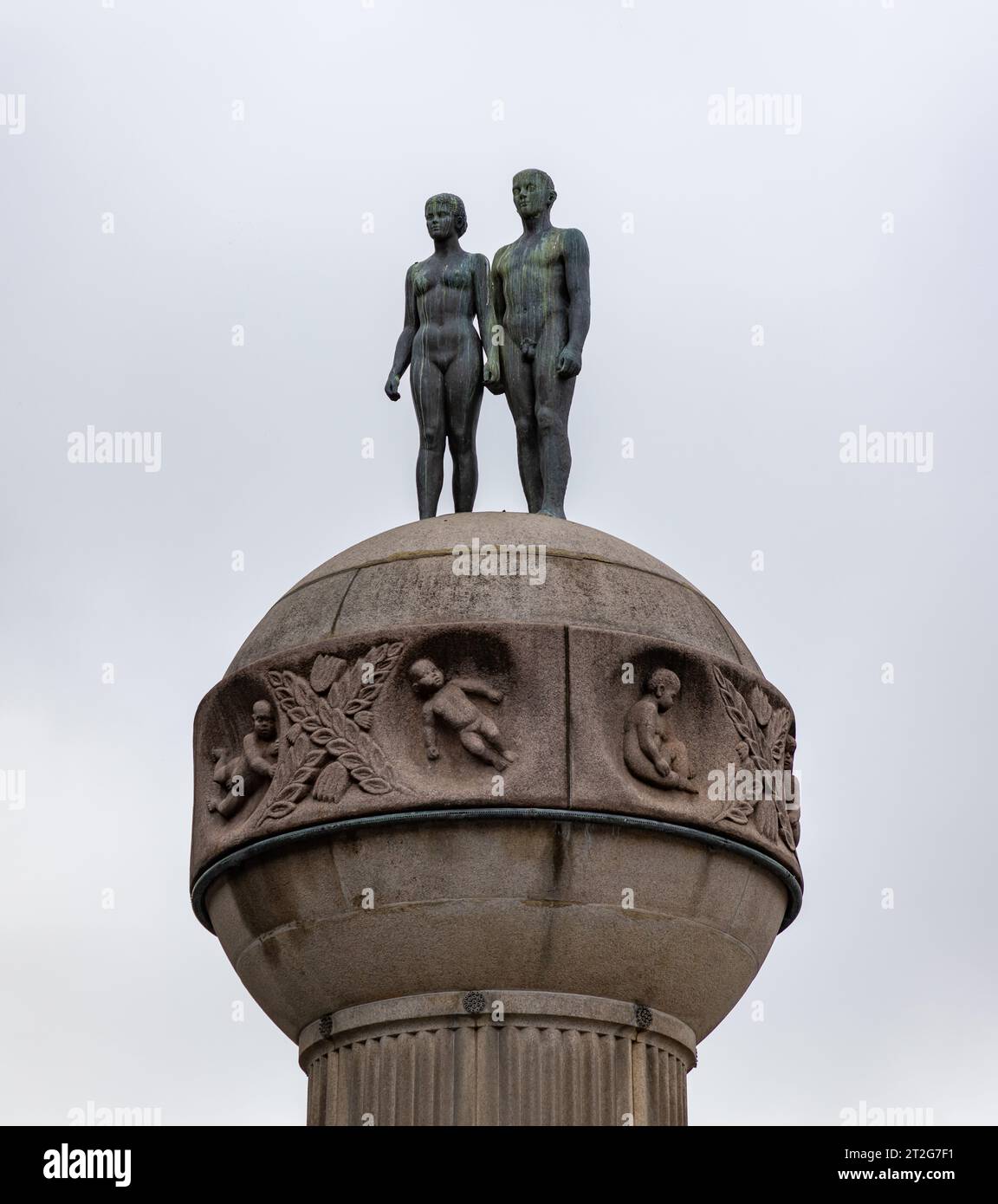 Ein Bild der Statue auf dem Christian Frederiks Square. Es heißt „Sonne und Erde“, wurde von Ornulf Bast entworfen und ist seitdem an diesem Ort Stockfoto