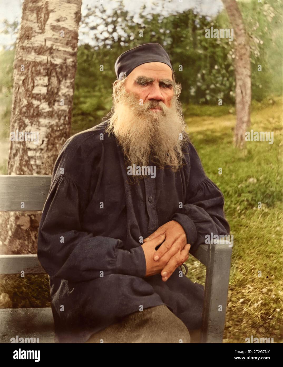 Leo Tolstoi sitzt auf einer Gartenbank. Unbekannter Speicherort. Jahr: 1897. Fotograf: F. W. Taylor. Stockfoto