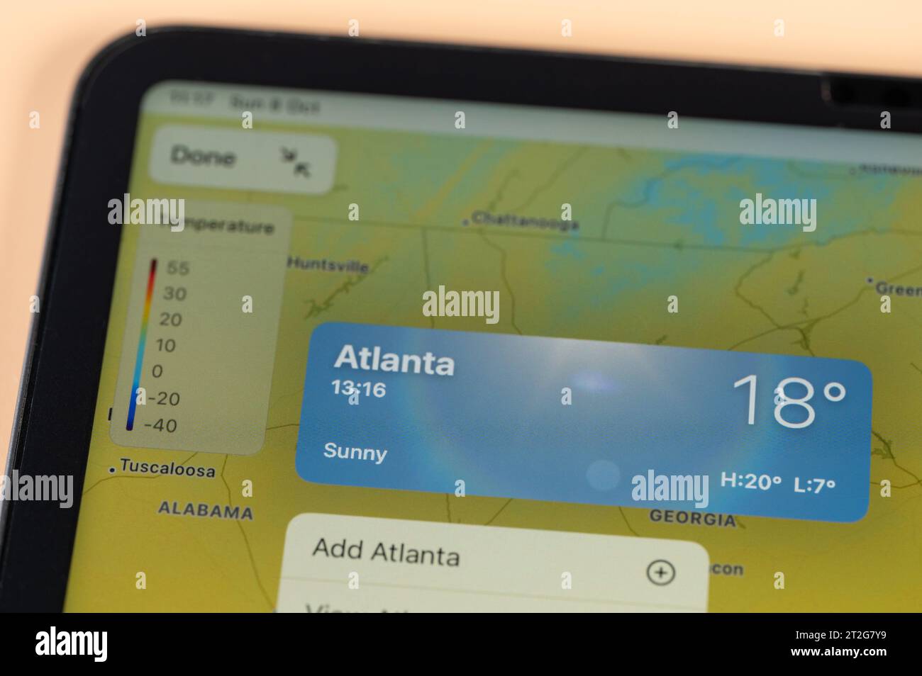 New York, USA – 8. Oktober 2023: Überprüfung der Temperatur in Atlanta City mit der Online-App ipad Tablet-Bildschirm Nahansicht Stockfoto