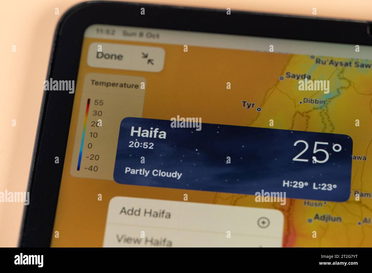 New York, USA – 8. Oktober 2023: Überprüfung der Temperatur draußen in Haifa City über die Online-App ipad Tablet Bildschirm Nahaufnahme Stockfoto