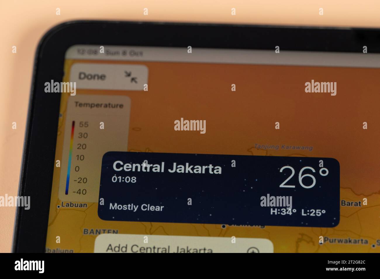 New York, USA – 8. Oktober 2023: Überprüfung der Temperatur außerhalb von Jakarta mit der Online-App ipad Tablet-Bildschirm Nahansicht Stockfoto