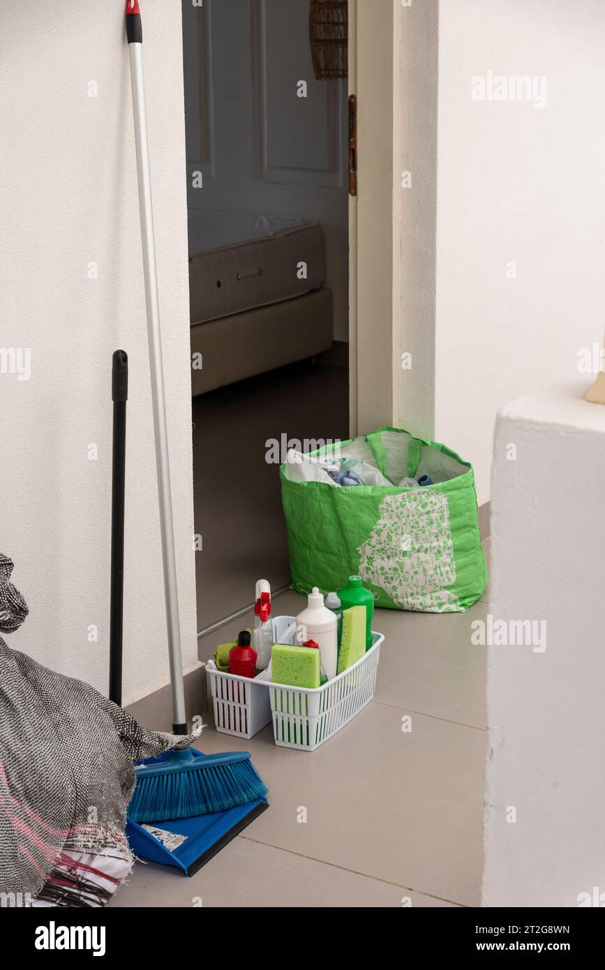 Griechenland, Europa. 01.10.2023. Haushaltsgeräte zur Reinigung des Hotelzimmers außerhalb der Schlafzimmertür Stockfoto