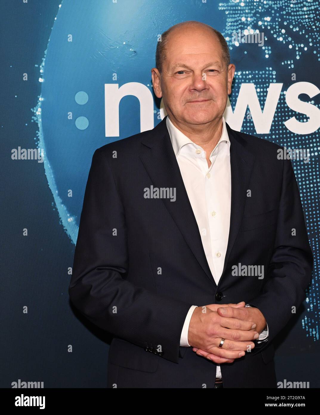 Berlin, Deutschland. Oktober 2023. Bundeskanzler Olaf Scholz (SPD) kommt zu einem Fotoanruf an der Rezeption des politischen Newsrooms ProSieben und SAT.1. Seit dem 1. Januar 2023 produziert die Seven.One Entertainment Group erneut die Nachrichtensendungen für ihre Sender SAT.1, ProSieben und Kabel Eins, für das Streaming-Portal Joyn und für alle digitalen Kanäle und Plattformen selbst. Quelle: Soeren Stache/dpa/Alamy Live News Stockfoto