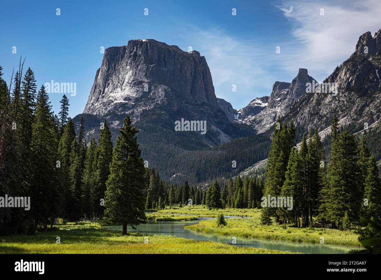 WY05306-00...WYOMING - der Green River fließt durch das Tal unterhalb des Squaretop Mountain im Abschnitt Bridger Wilderness der Wind River Range. Stockfoto