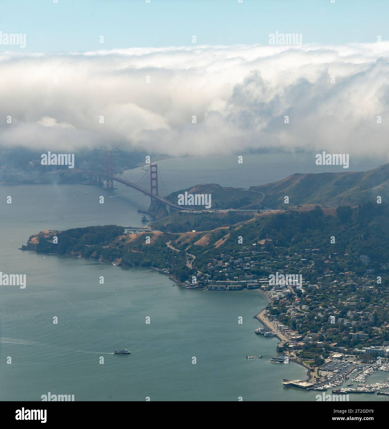 Blick aus der Vogelperspektive von Sausalito, Golden Gate Bridge mit Wolkenschicht von Karl the Fog über Marin Headlands Stockfoto