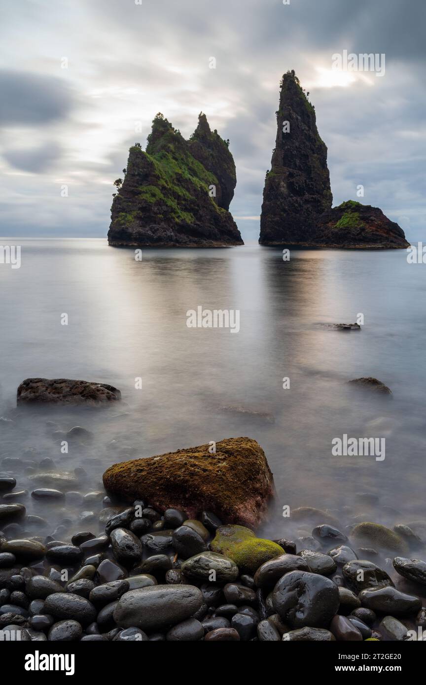 Alagoa Bay, fantastischer Strand auf der Insel Flores auf den Azoren, Portugal. Seascape oder Küstenlandschaft in einem Reiseziel und Touristenattraktion, von Rare n Stockfoto