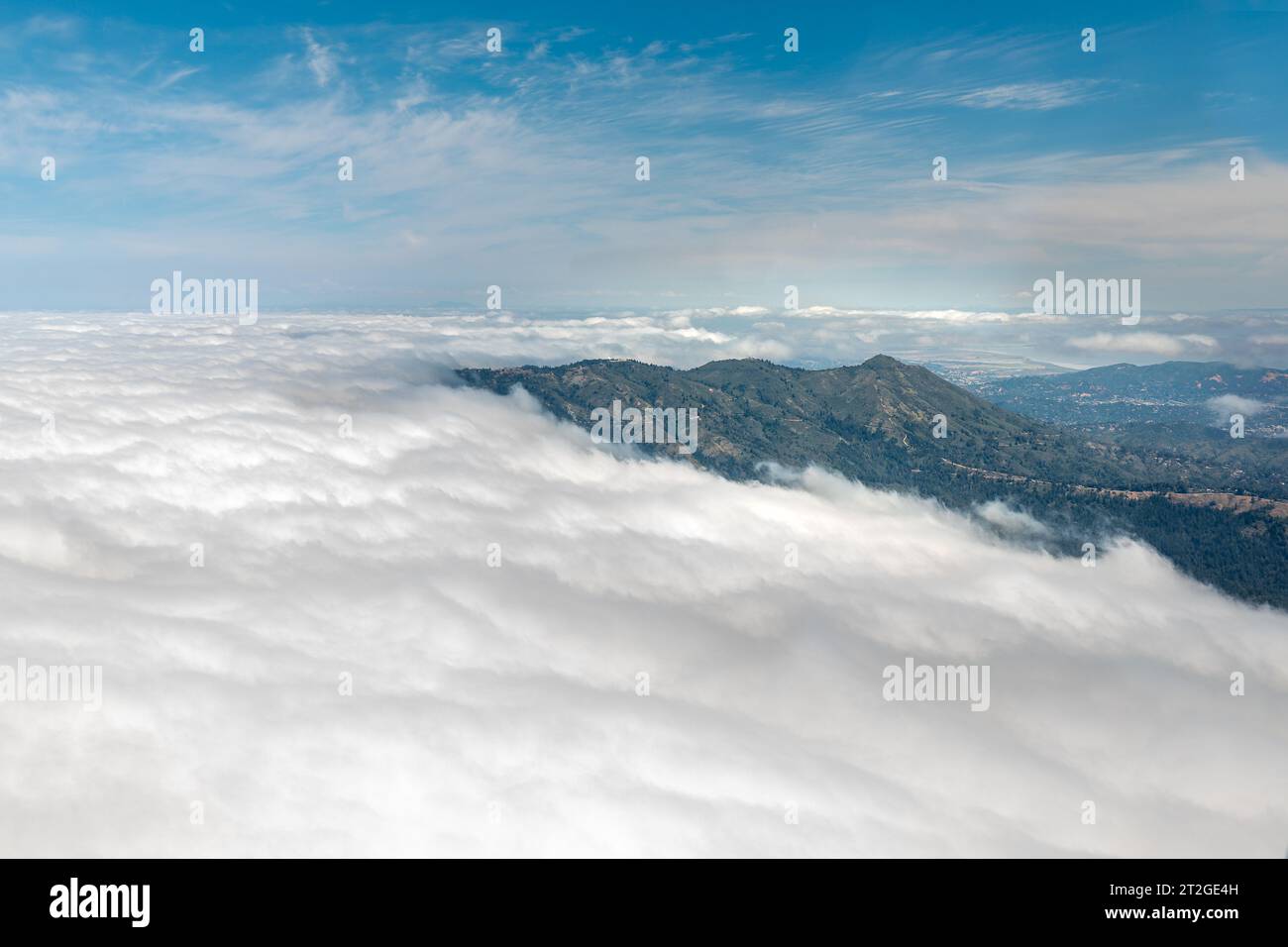 Die Wolkenbank, auch bekannt als Karl the Fog, aus der Vogelperspektive, überwindet die Landzungen von Marin und umgibt den Mount Tam Stockfoto