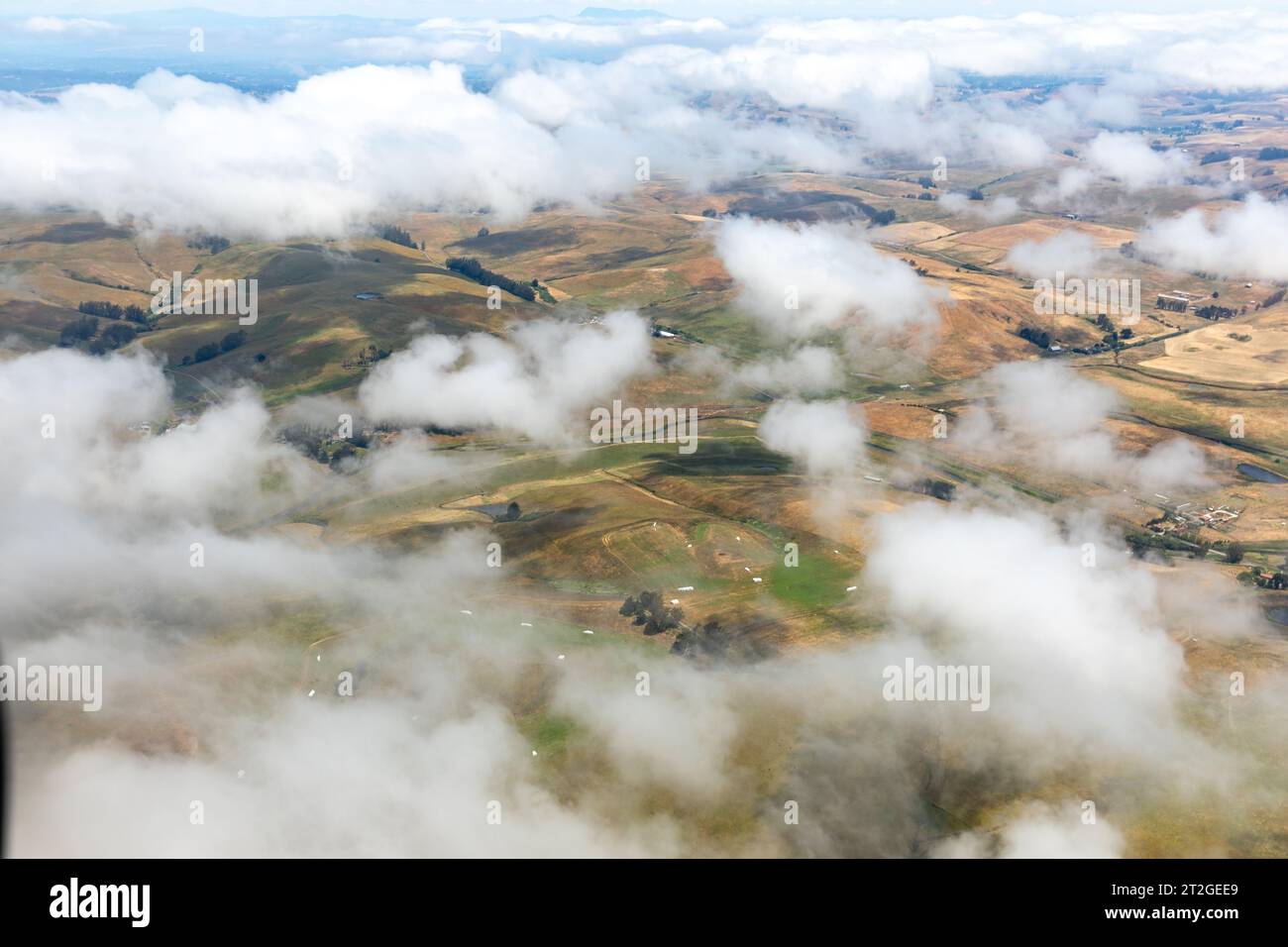 Wolken ziehen über die sanften Hügel des Weinanbaugebiets mit Blick auf die Farmen und Weinberge darunter Stockfoto