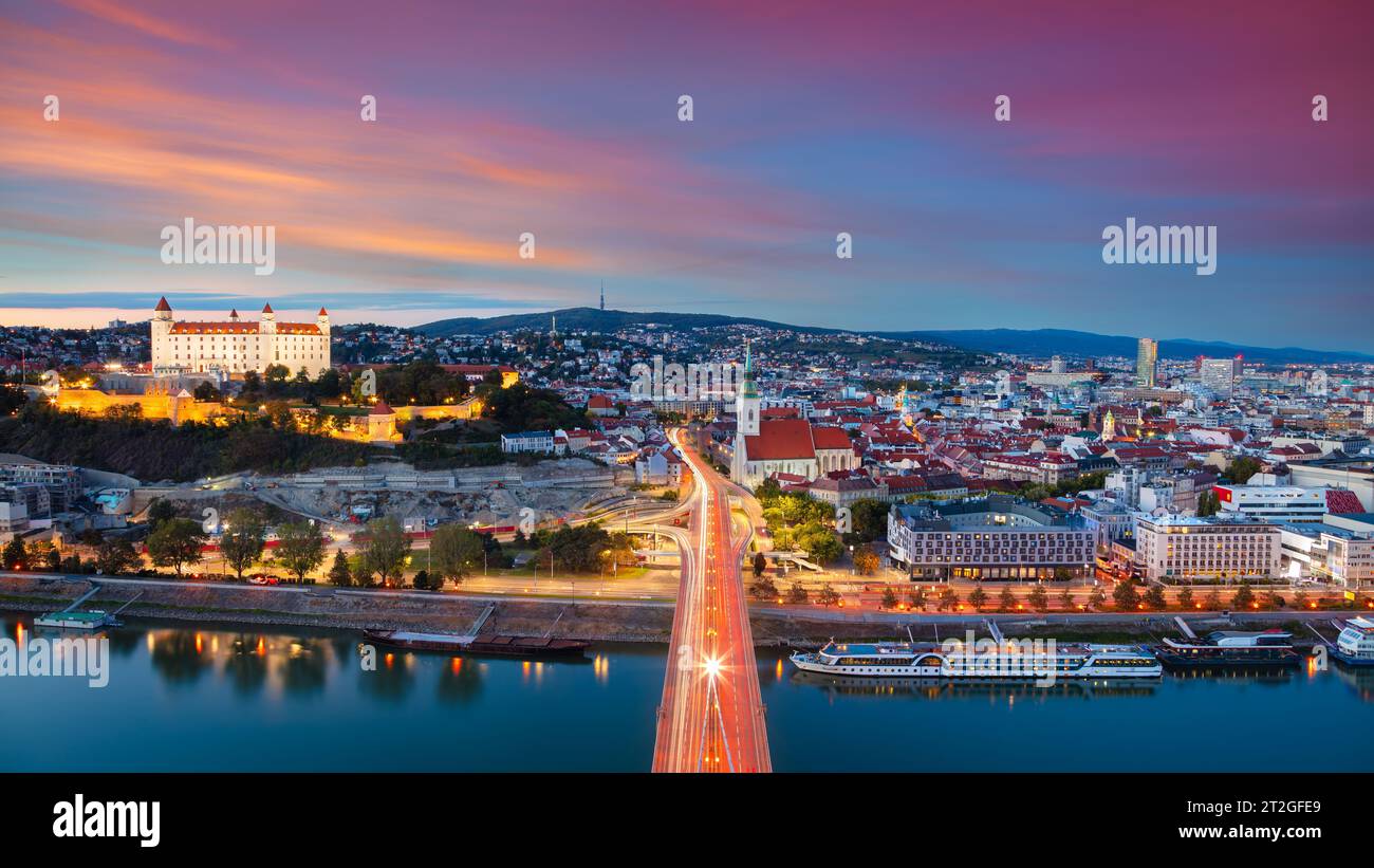 Bratislava, Slowakei. Luftbild der Stadt Bratislava, Hauptstadt der Slowakei während des wunderschönen Herbstuntergangs. Stockfoto
