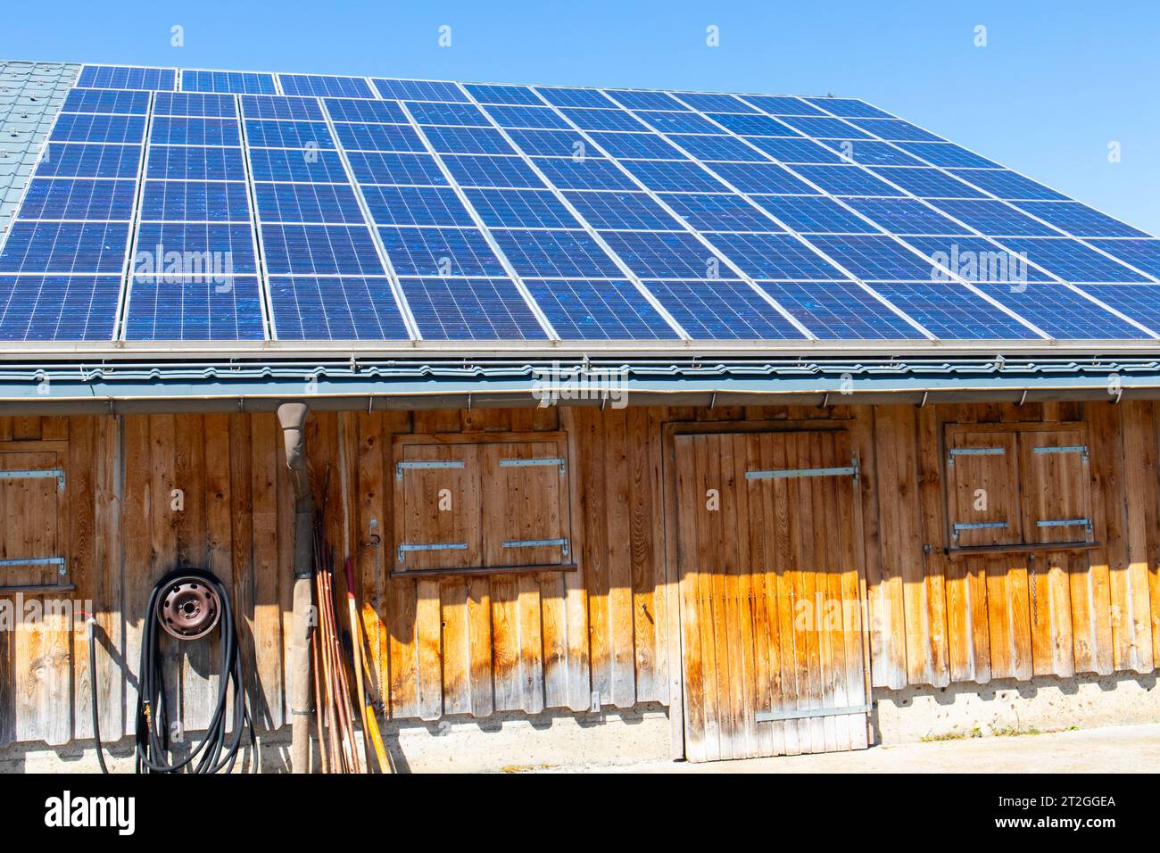 Kuhmelkstall mit Solarpaneelen Stockfoto