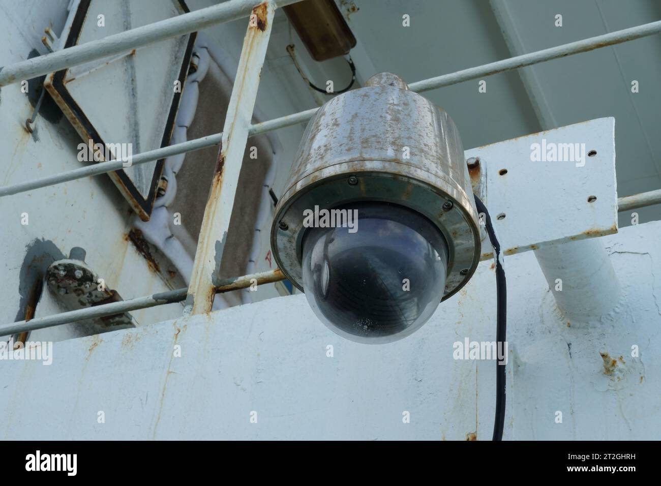 Verstärkte CCTV-Kamera auf dem Schiff installiert, um die Sicherheit zu erhöhen und eine permanente Kontrolle empfindlicher Bereiche von großer Bedeutung zu machen. Stockfoto