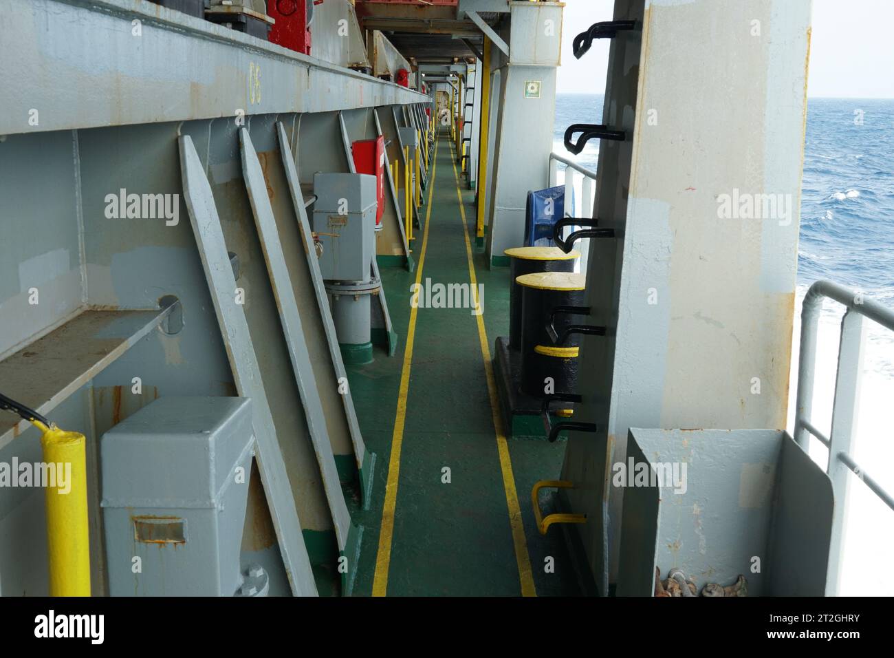 Gut gepflegtes Hauptdeck des Containerschiffs auf der Steuerbordseite. Stockfoto