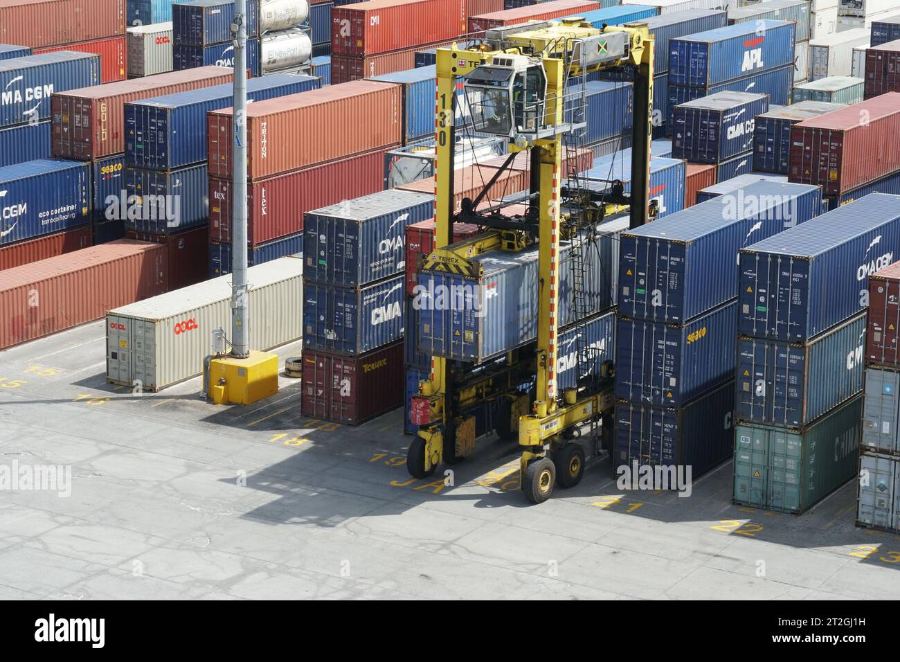 Der Straddle Carrier im Hafen von Kingston verstaut Container im Terminal. Stockfoto