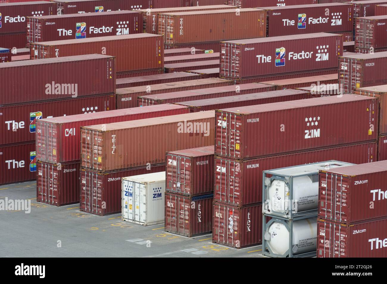 Volle rotbraune Container vom ZIM-Verlader im Frachtterminal des Hafens Kingston verstaut. Stockfoto