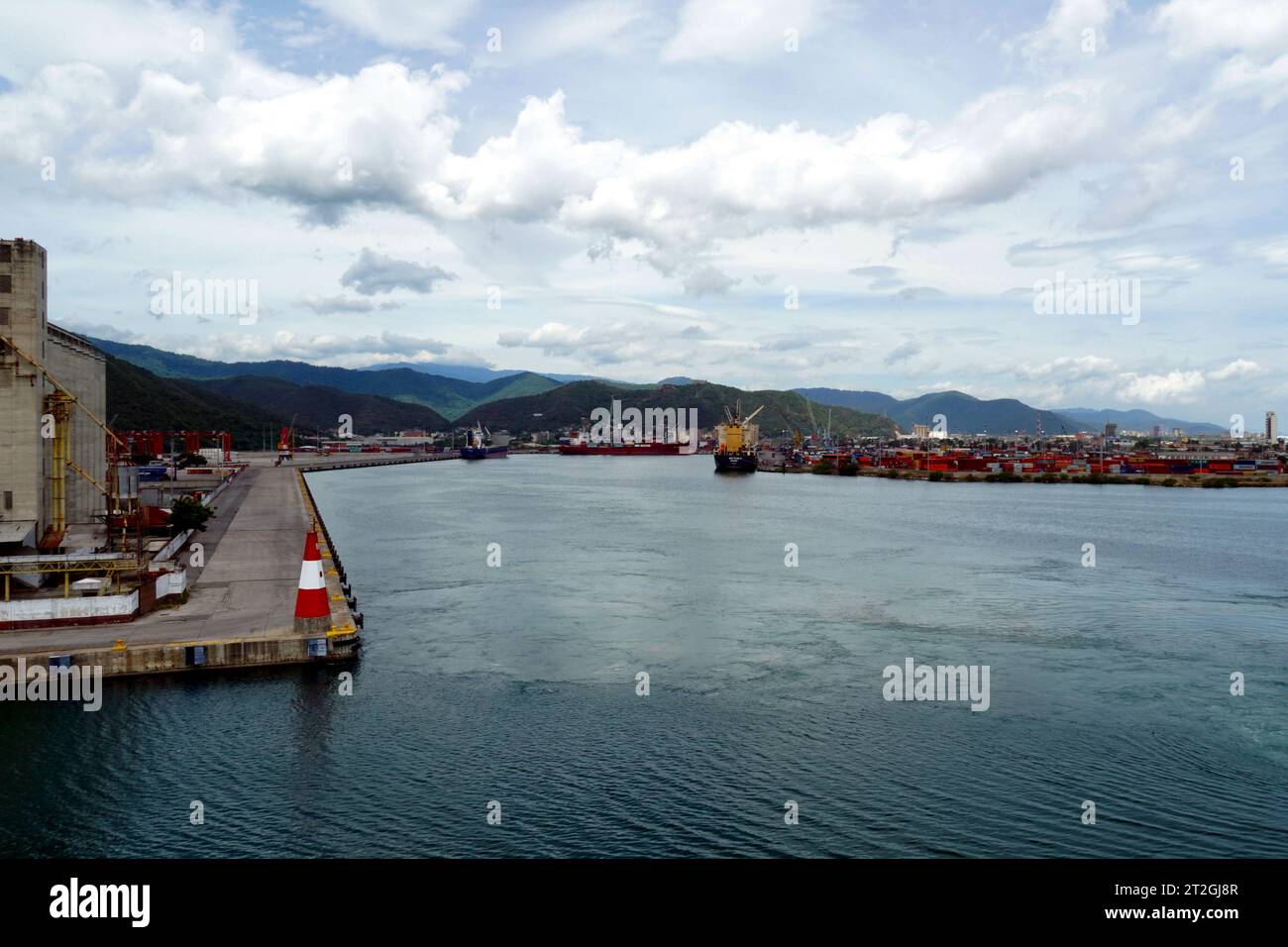 Hafenbecken von Puerto Cabello mit verankerten Schiffen in Containern und Frachtterminals. Stockfoto