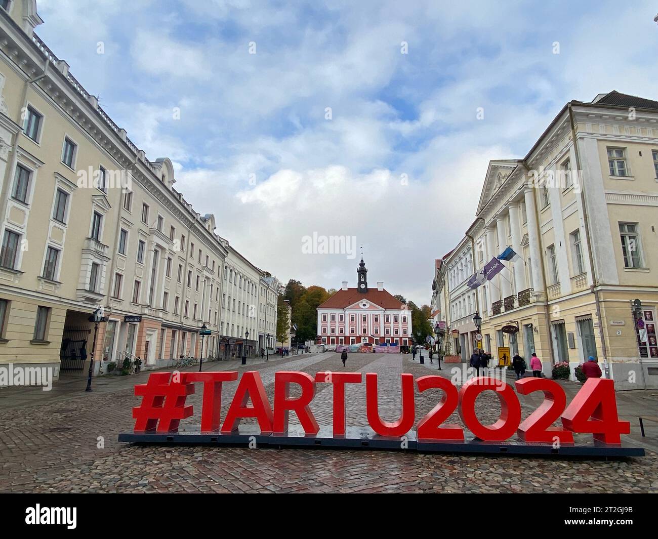 Tartu, Estland. Oktober 2023. Auf dem Rathausplatz steht in großen Buchstaben ein Schriftzug #Tartu2024. Estlands zweitgrößte Stadt Tartu präsentierte am Donnerstag ihr Programm als Kulturhauptstadt Europas 2024. Quelle: Alexander Welscher/dpa/Alamy Live News Stockfoto