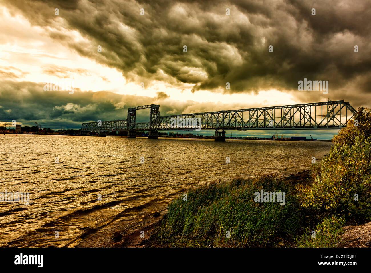 Nördliche Dwina und eine Brücke über den Fluss während eines Gewitters Stockfoto