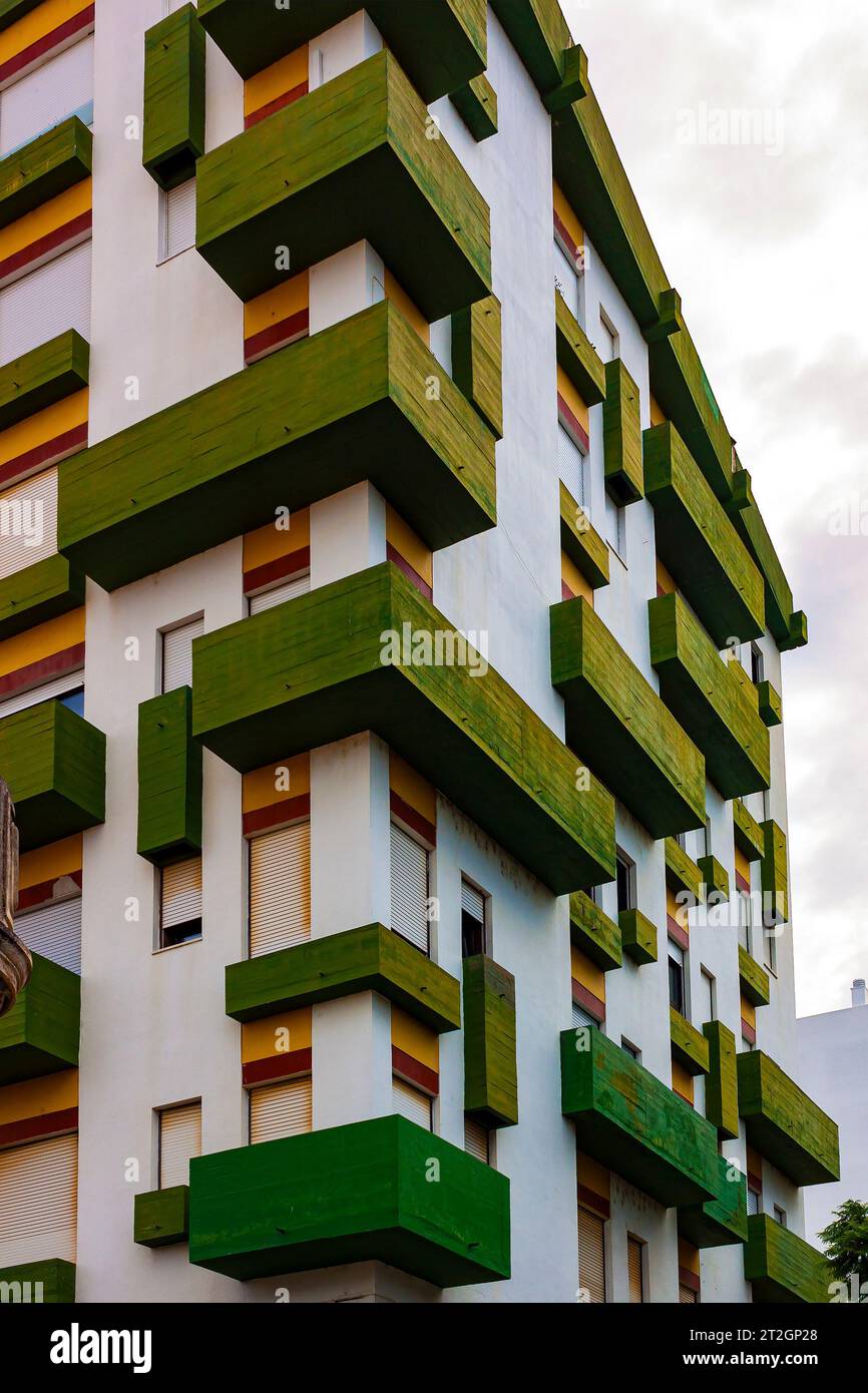 Appartementgebäude mit vielen grünen Balkonen in Faro, Portugal Stockfoto