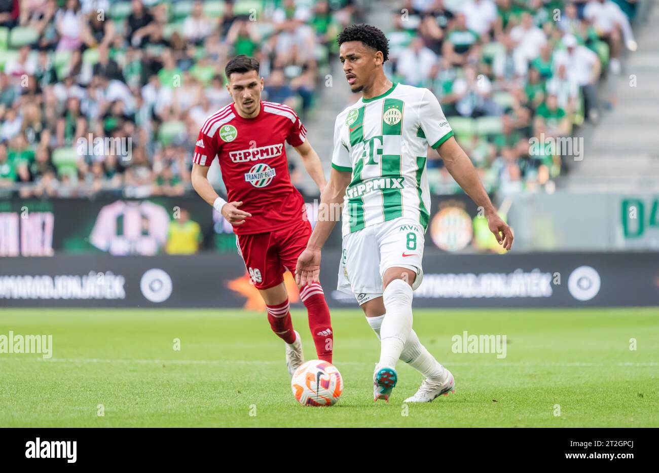 Budapest, Ungarn – 20. Mai 2023. Ferencvaros-Stürmer Ryan Mmaee und Debrecen-Mittelfeldspieler Alexandros Kyziridis während der ungarischen OTP Bank League Gamewee Stockfoto