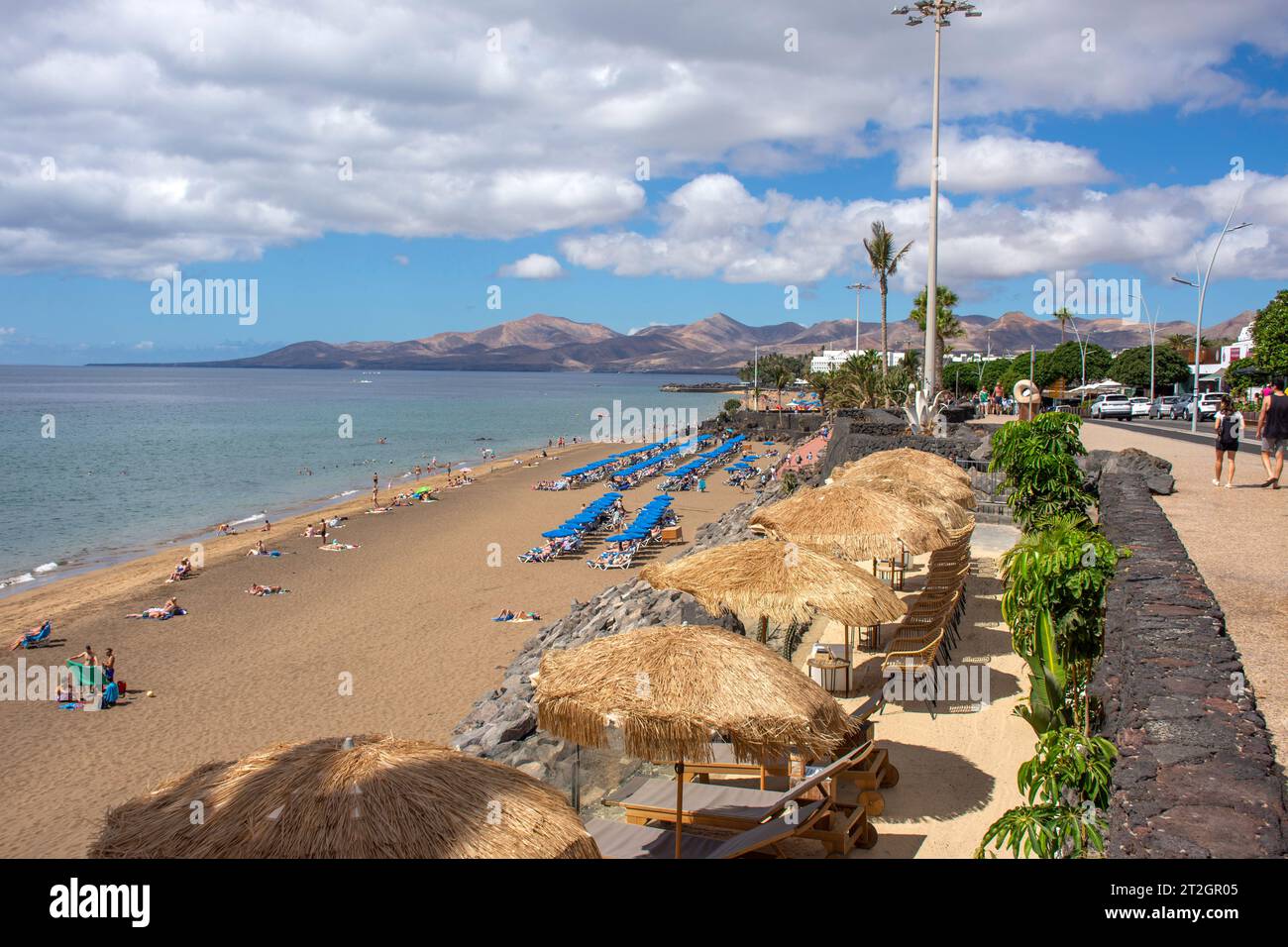 Long Beach Club Terrasse und Playa Grande, Puerto del Carmen, Lanzarote, Kanarische Inseln, Königreich Spanien Stockfoto