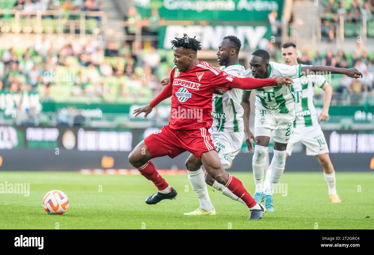 Budapest, Ungarn – 20. Mai 2023. Debrecen-Mittelfeldspieler Hamzat Ojediran mit Ferencvaros-Stürmern Owusu Kwabena und Adama Traore während der ungarischen OTP Ba Stockfoto