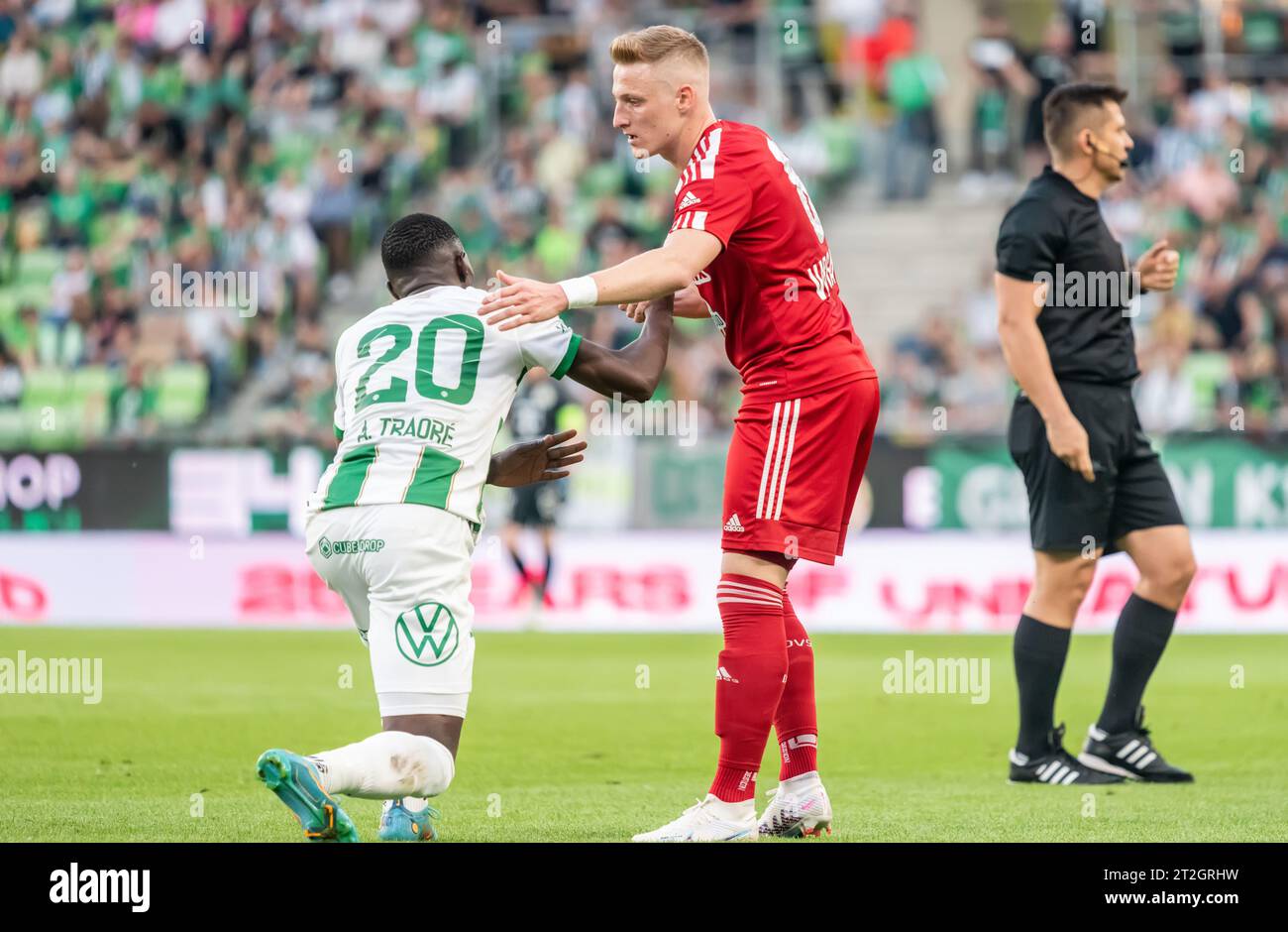 Budapest, Ungarn – 20. Mai 2023. Debrecen-Mittelfeldspieler Kevin Varga hilft Ferencvaros-Stürmer Adama Traore beim ungarischen OTP-Ban Stockfoto