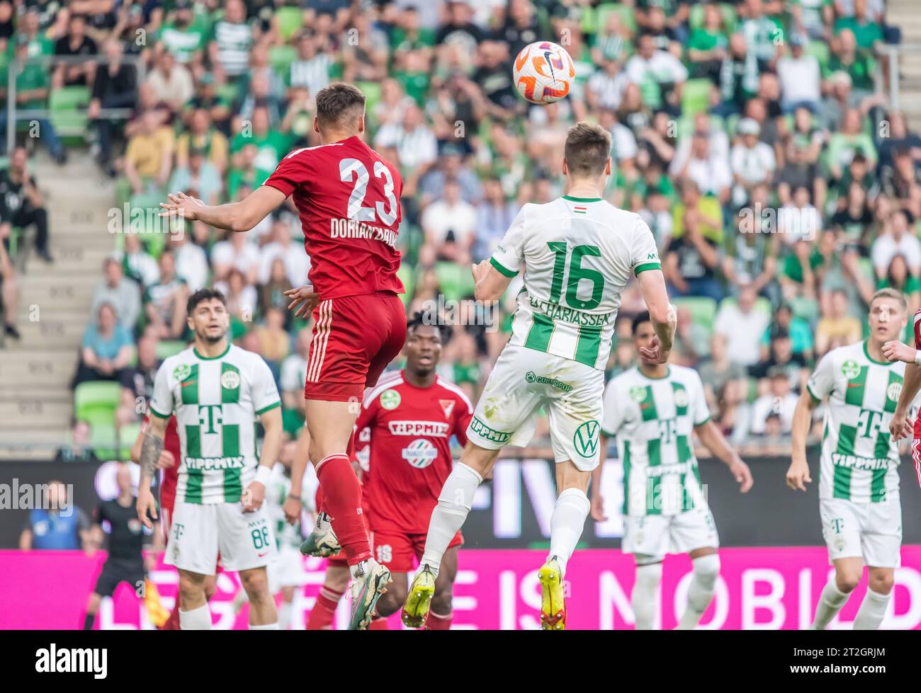 Budapest, Ungarn – 20. Mai 2023. Debrecen-Stürmer Dorian Babunski und Ferencvaros-Mittelfeldspieler Kristoffer Zachariassen während der ungarischen OTP Bank League Stockfoto