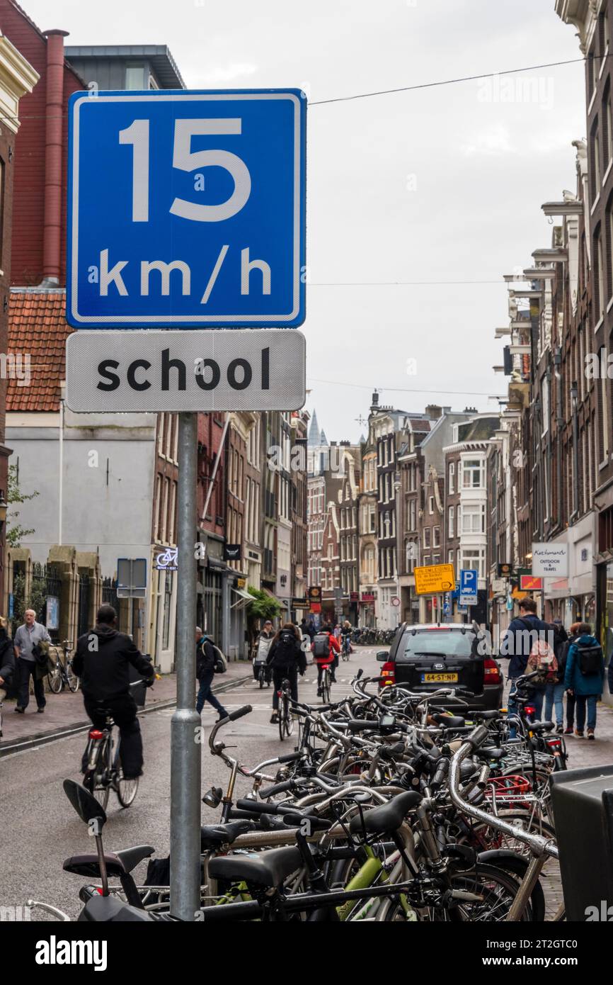 Niederländisches Geschwindigkeitsbegrenzungsschild in der Nähe einer Schule in Amsterdam. Stockfoto
