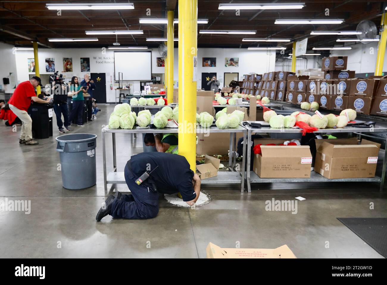 Los Angeles, USA. Oktober 2023. Die Leute machen am 19. Oktober 2023 eine Fallbohrung, Deckung und Hold-on-Erdbeben bei der L.A. Regional Food Bank in Los Angeles, Kalifornien, USA. Am Donnerstag fand in den Vereinigten Staaten eine jährliche Erdbebenübung statt, um den Menschen zu helfen, sich bei Erdbeben besser zu schützen. Quelle: Xinhua/Alamy Live News Stockfoto