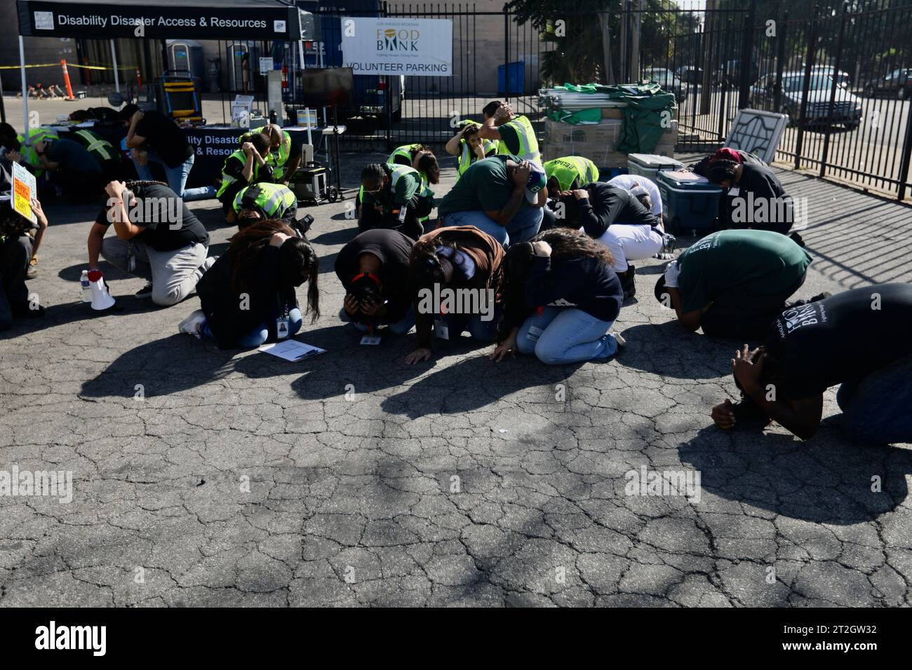 Los Angeles, USA. Oktober 2023. Die Leute machen am 19. Oktober 2023 eine Fallbohrung, Deckung und Hold-on-Erdbeben bei der L.A. Regional Food Bank in Los Angeles, Kalifornien, USA. Am Donnerstag fand in den Vereinigten Staaten eine jährliche Erdbebenübung statt, um den Menschen zu helfen, sich bei Erdbeben besser zu schützen. Quelle: Xinhua/Alamy Live News Stockfoto