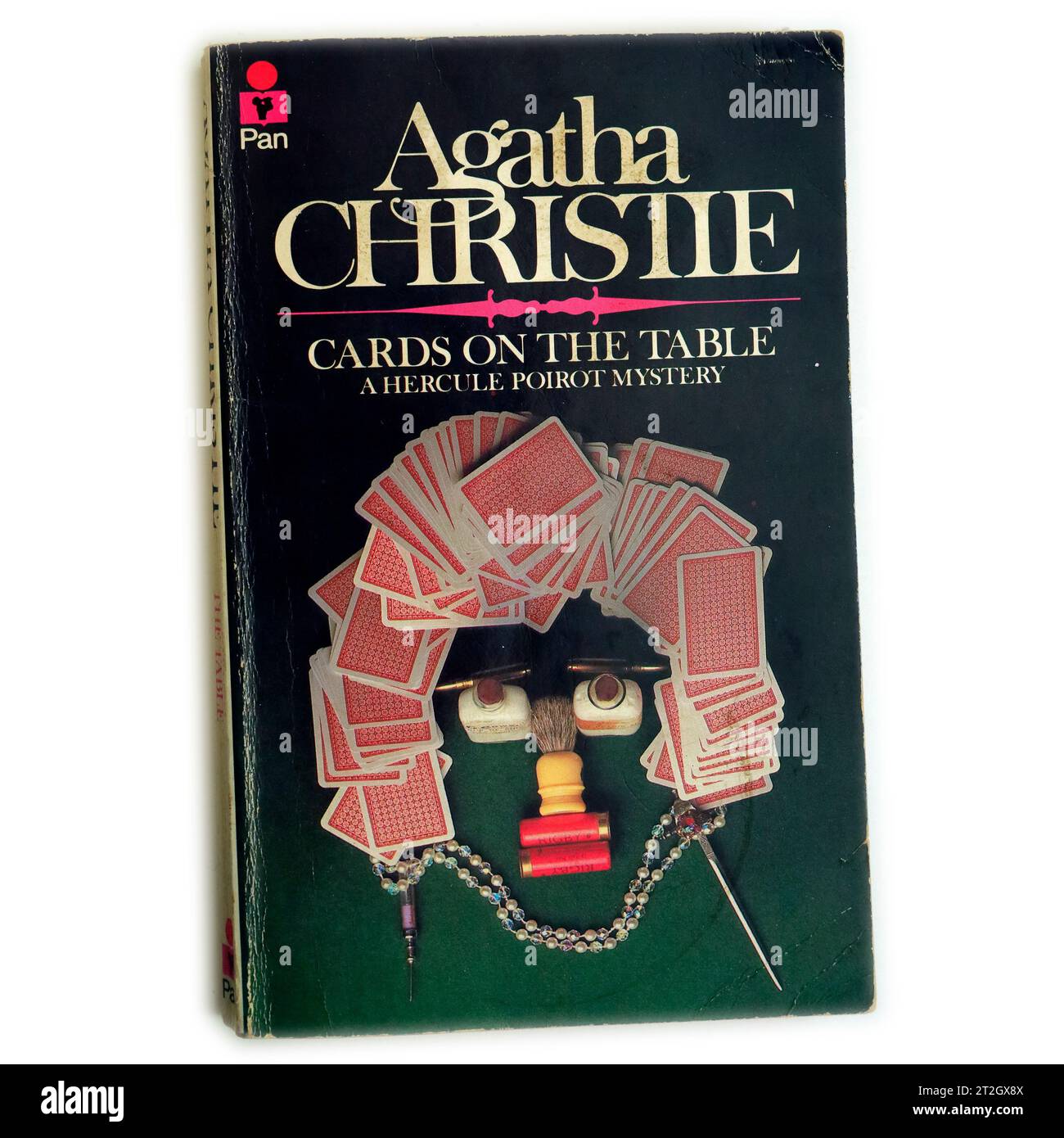 Karten auf dem Tisch - Ein Herkules-Poirot-Geheimnis. Agatha Christie Bucheinband auf weißem Hintergrund Stockfoto