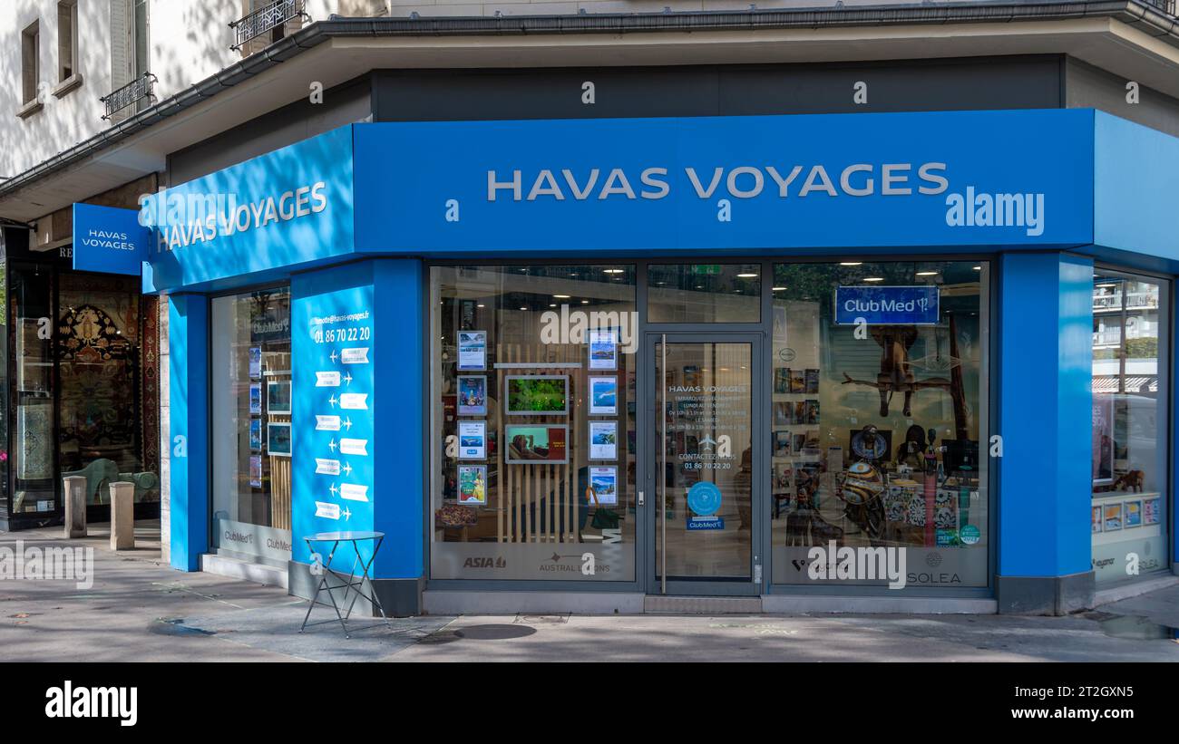 Außenansicht eines Reisebüros von Havas Voyages. Havas Voyages ist ein französisches Unternehmen, das sich auf Freizeit- und Geschäftsreisen spezialisiert hat Stockfoto