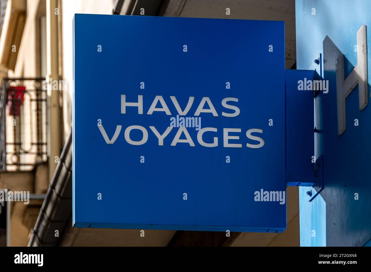 Schild und Logo eines Reisebüros von Havas Voyages. Havas Voyages ist ein französisches Unternehmen, das sich auf Freizeit- und Geschäftsreisen spezialisiert hat Stockfoto
