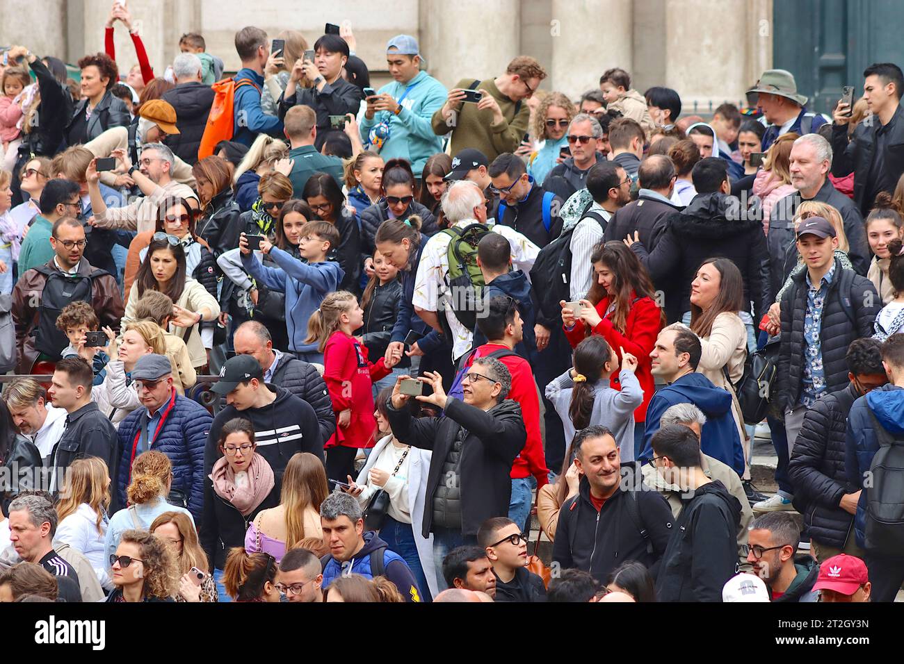 Große Touristenmassen und Italiener mischen sich neben dem Trevi-Brunnen, trotz des bewölkten Wetters kombiniert mit einem viertägigen italienischen Feiertag. Stockfoto