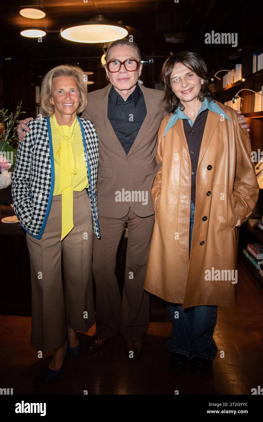 Paris, Frankreich. Oktober 2023. Iris Knobloch, Christophe-Nicolas Biot und Juliette Binoche nahmen am 19. Oktober 2023 an der Eröffnung des Friseursalons von Christophe-Nicolas Biot im Lutetia Hotel in Paris Teil. Foto: Aurore Marechal/ABACAPRESS.COM Credit: Abaca Press/Alamy Live News Stockfoto