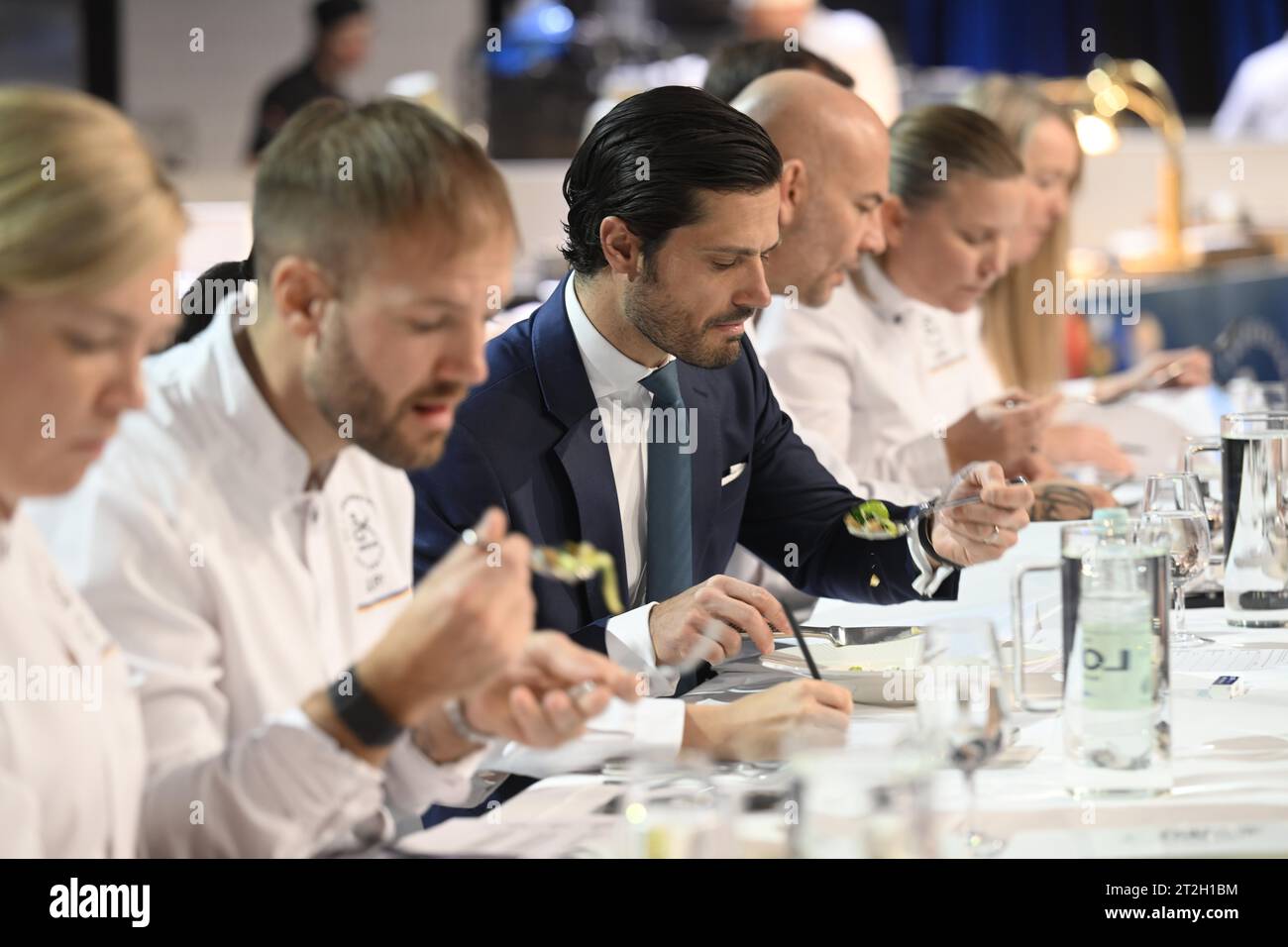 Stockholm, Schweden. Oktober 2023. STOCKHOLM, SCHWEDEN 20231019 Jurymitglieder Prinz Carl Philip zwischen Sebastian Gibrand (TV) und Jury-Vorsitzender Jonas Dahlbom im Finale des Chefkochs des Jahres 2023. Foto: Fredrik Sandberg/TT/Code 10080 Credit: TT News Agency/Alamy Live News Stockfoto