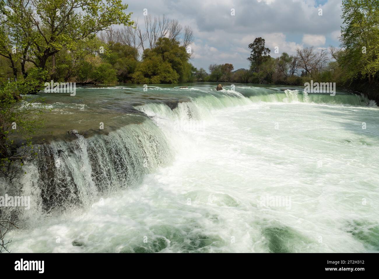 Manavgat Wasserfall in Manavgat, Provinz Antalya, Türkei. Blick auf das weiße, schäumende Wasser der Manavgat Wasserfälle, das kraftvoll über den Felsen fließt Stockfoto