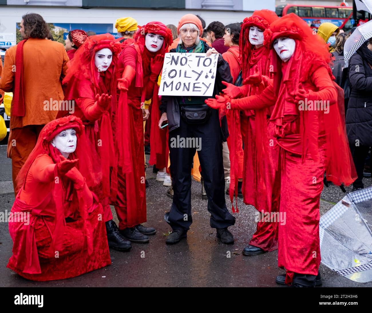 Die Red Rebel Brigade hält ein Schild mit dem Titel "Nein zu Ölgeld", Extinction Rebellion march, Marble Arch to Intercontinental London, Energy Intelligence Forum 2023. Stockfoto